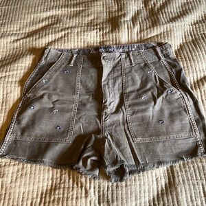 American Eagle Green Khaki shorts with stitched flowers size 8